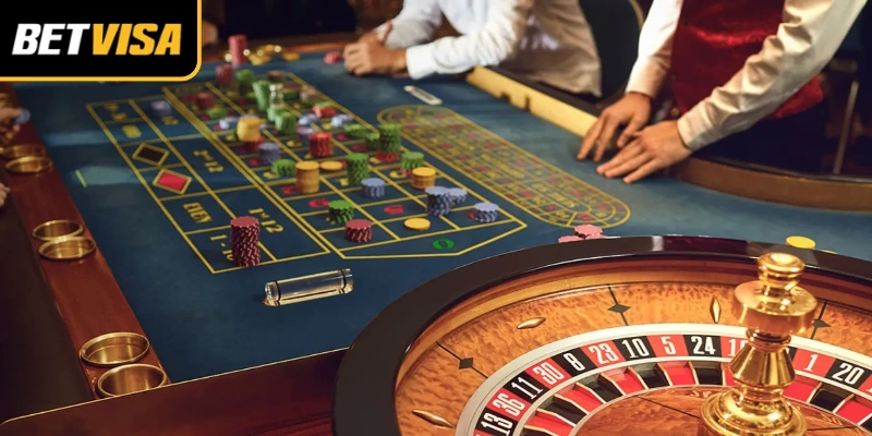 Roulette Casino với quả bóng đang lăn trên vòng quay đầy màu sắc