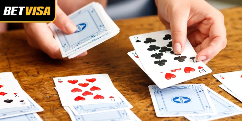 Bộ bài được chia đều trên bàn với các lá bài úp xuống